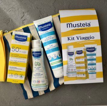 Mustela Kit Viaggio (Мустела) &mdash; сонцезахисний набір для малюків &nbsp;у стильній фірмовій косметичці.&nbsp; 3010 фото