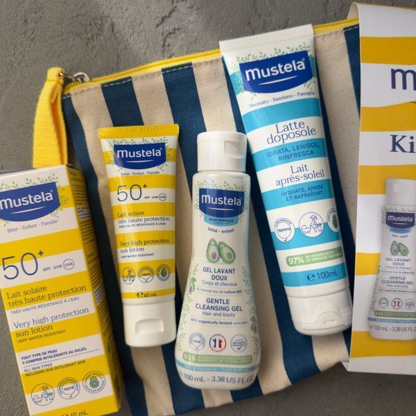 Mustela Kit Viaggio (Мустела) &mdash; сонцезахисний набір для малюків &nbsp;у стильній фірмовій косметичці.&nbsp; 3010 фото